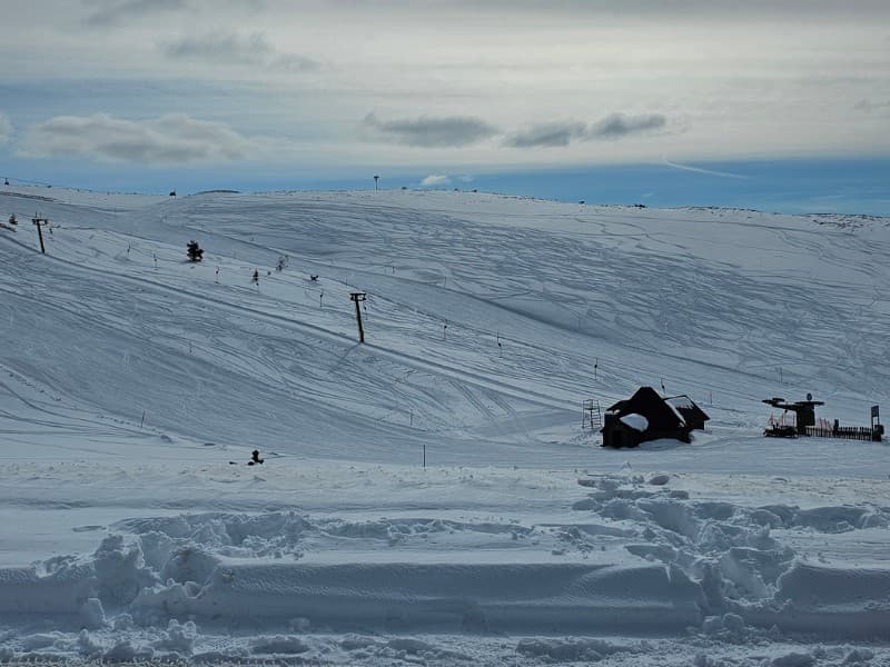 Skiing & Snowboarding - Image 3
